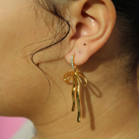18K Gold Plated Bow and CZ Earring -Tarnish Free - Picture 1 of 2